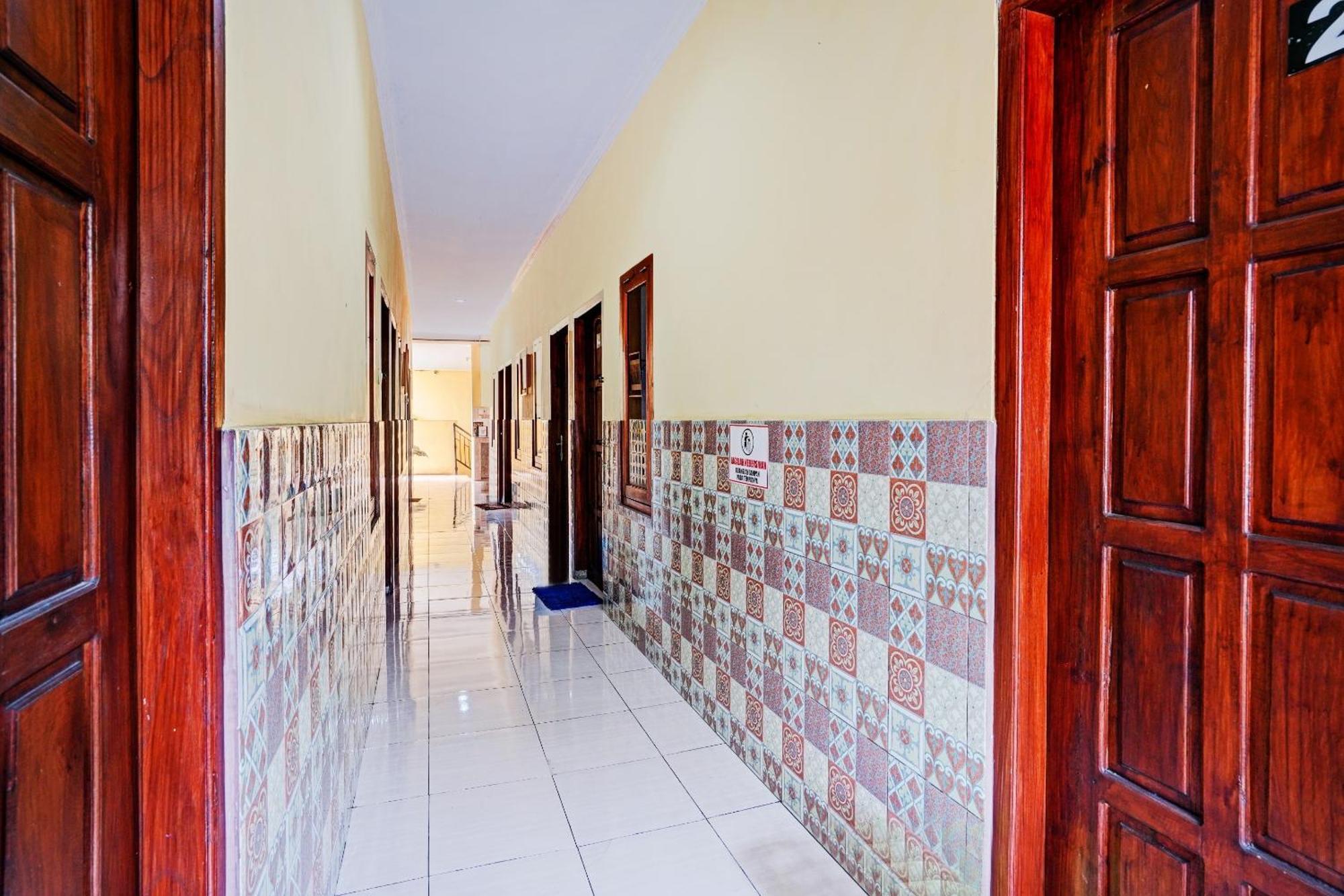 Oyo 90234 Dhoho Family Guest House Kediri  Ngoại thất bức ảnh