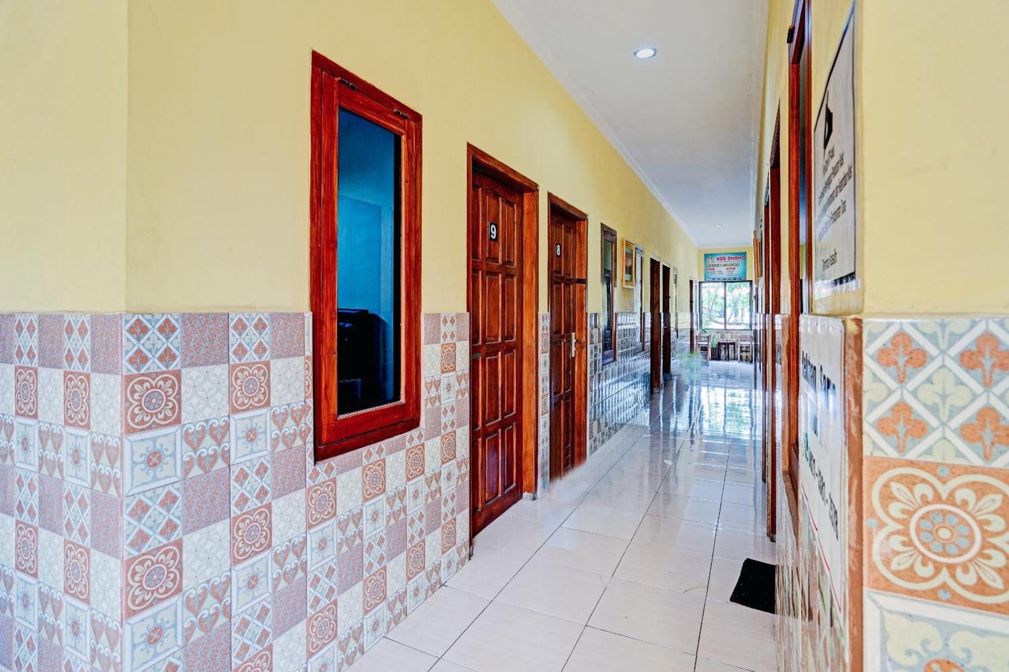 Oyo 90234 Dhoho Family Guest House Kediri  Ngoại thất bức ảnh