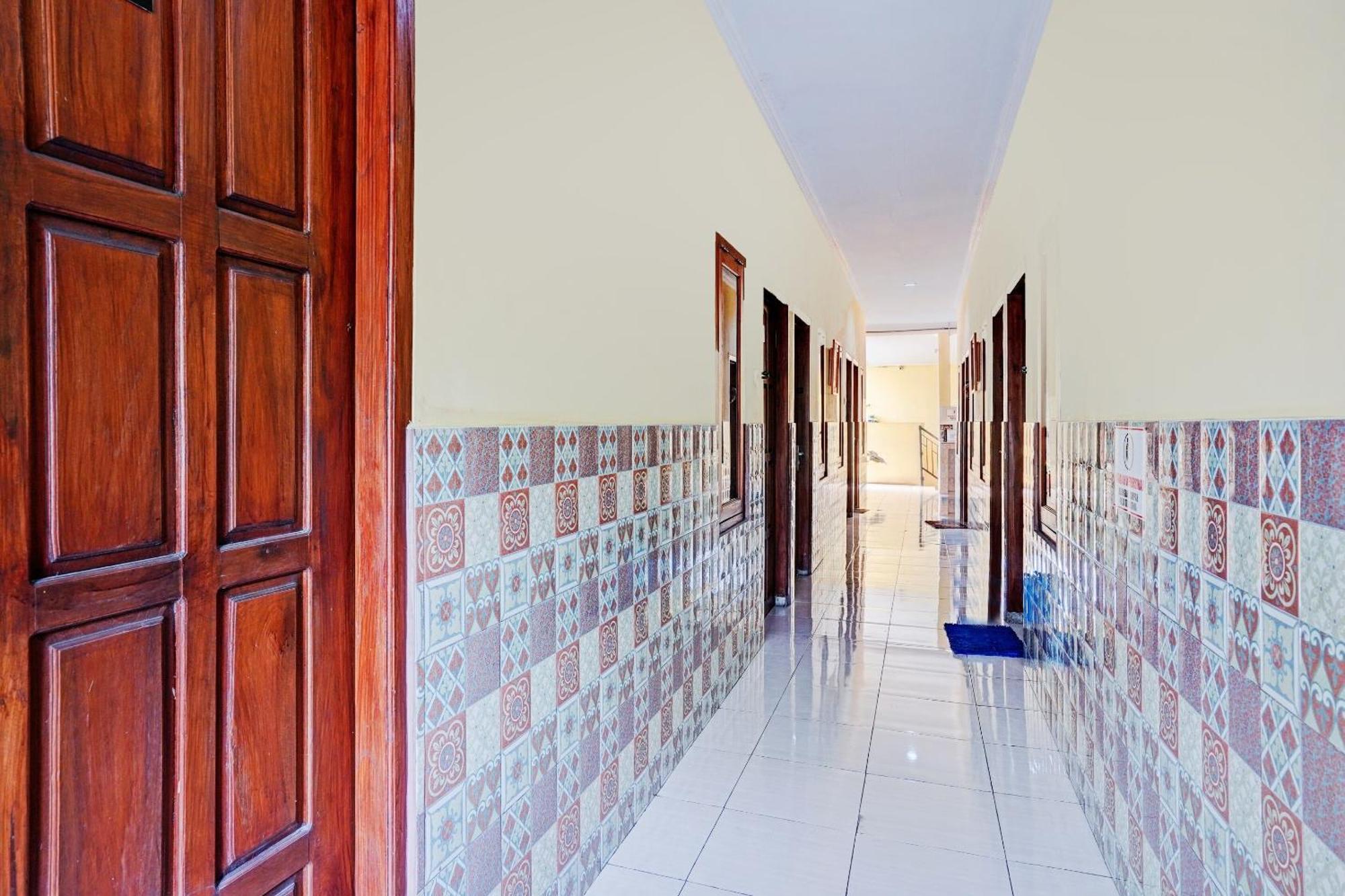 Oyo 90234 Dhoho Family Guest House Kediri  Ngoại thất bức ảnh