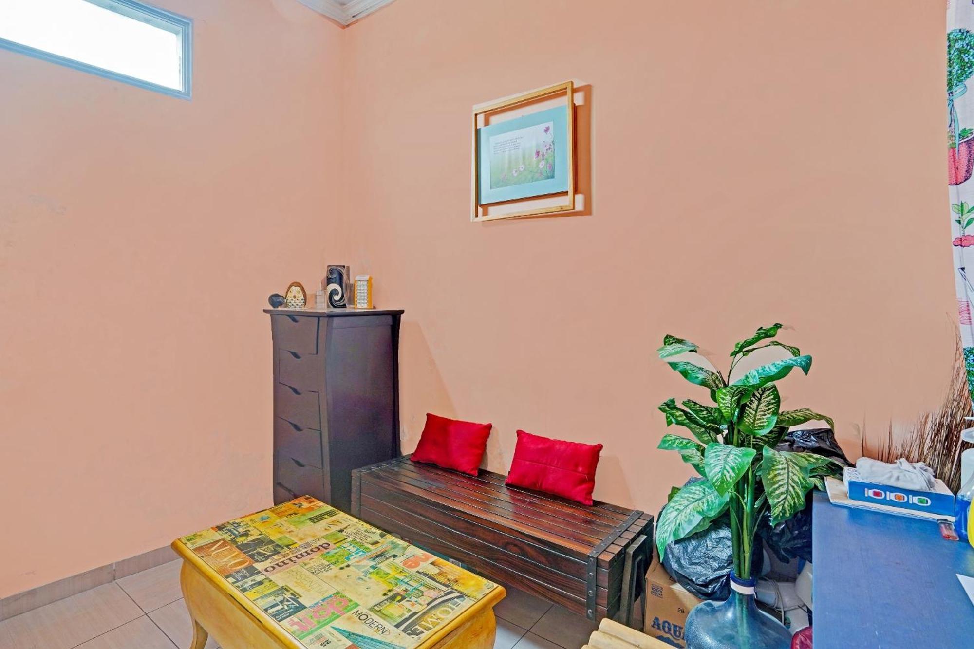Oyo 90234 Dhoho Family Guest House Kediri  Ngoại thất bức ảnh